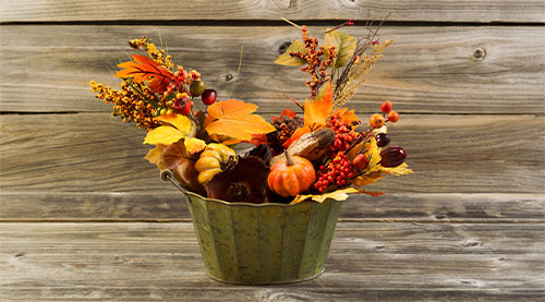 Herbstliche Gartendeko mit Ähren und Hagebutten