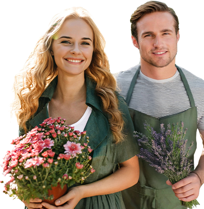 Floristin Paula und ein Florist als Team – sie hält einen Blumentopf mit Blumen, er einen Bund Lavendel