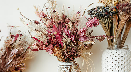 Trockenblumenbouquet in sanften Farben in einer Vase